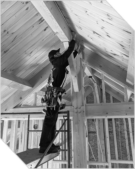 Électricien de CTI Électrique au travail dans un A-frame du Spa Franklin
