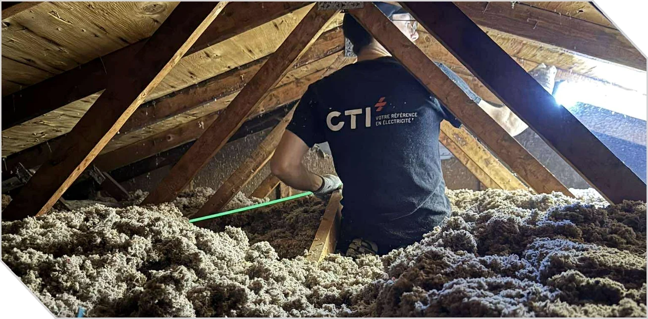 Technicien de CTI Électrique au travail dans un entretoit