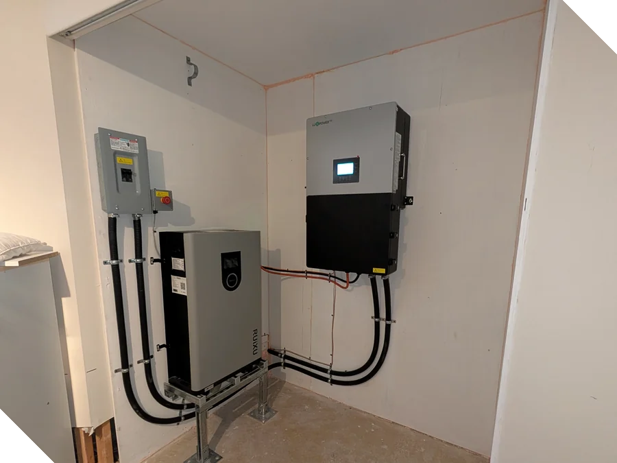 Système de batteries et onduleur installé par CTI Électrique