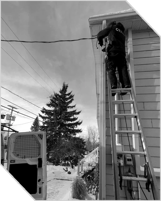 Électricien de CTI Électrique sur une échelle pour un branchement résidentiel